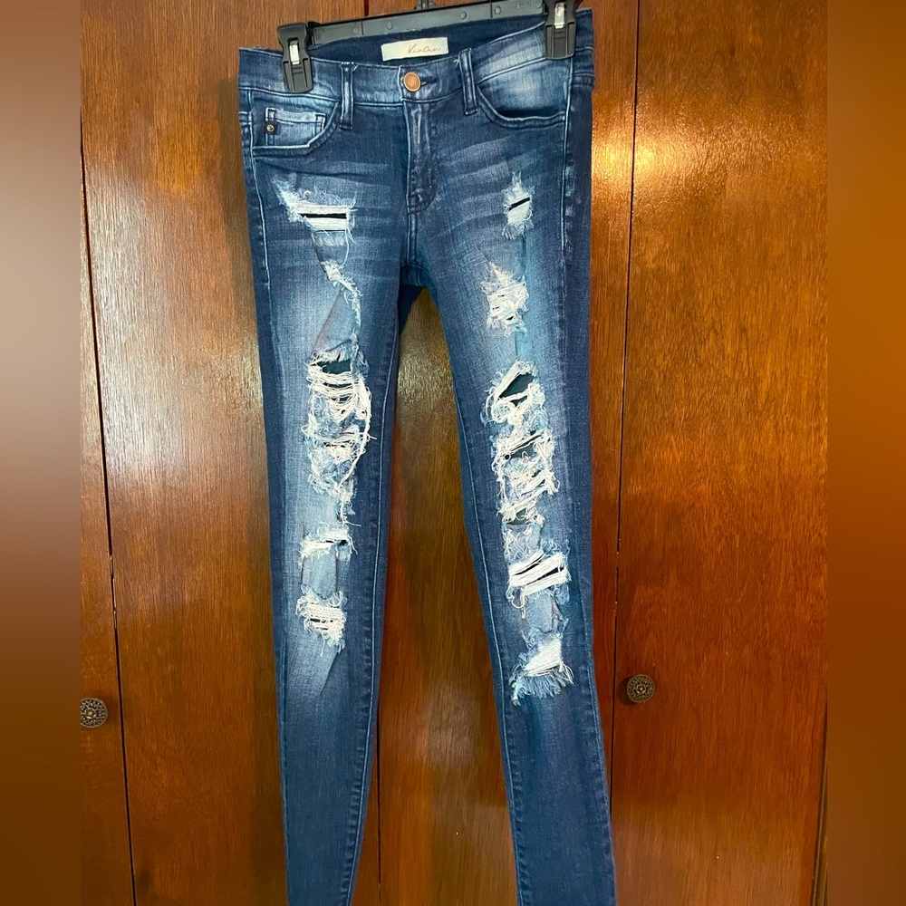KanCan skinny distressed jeans.  Size 26 stretchy fit. Style Estilo#VBK1105S